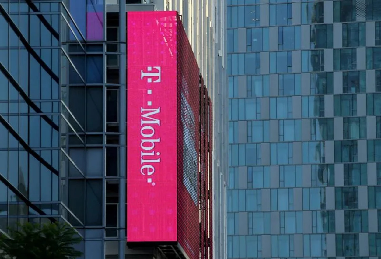 T-Mobile dan SpaceX Luncurkan Uji Coba Besar-Besaran Layanan Satelit ke Ponsel