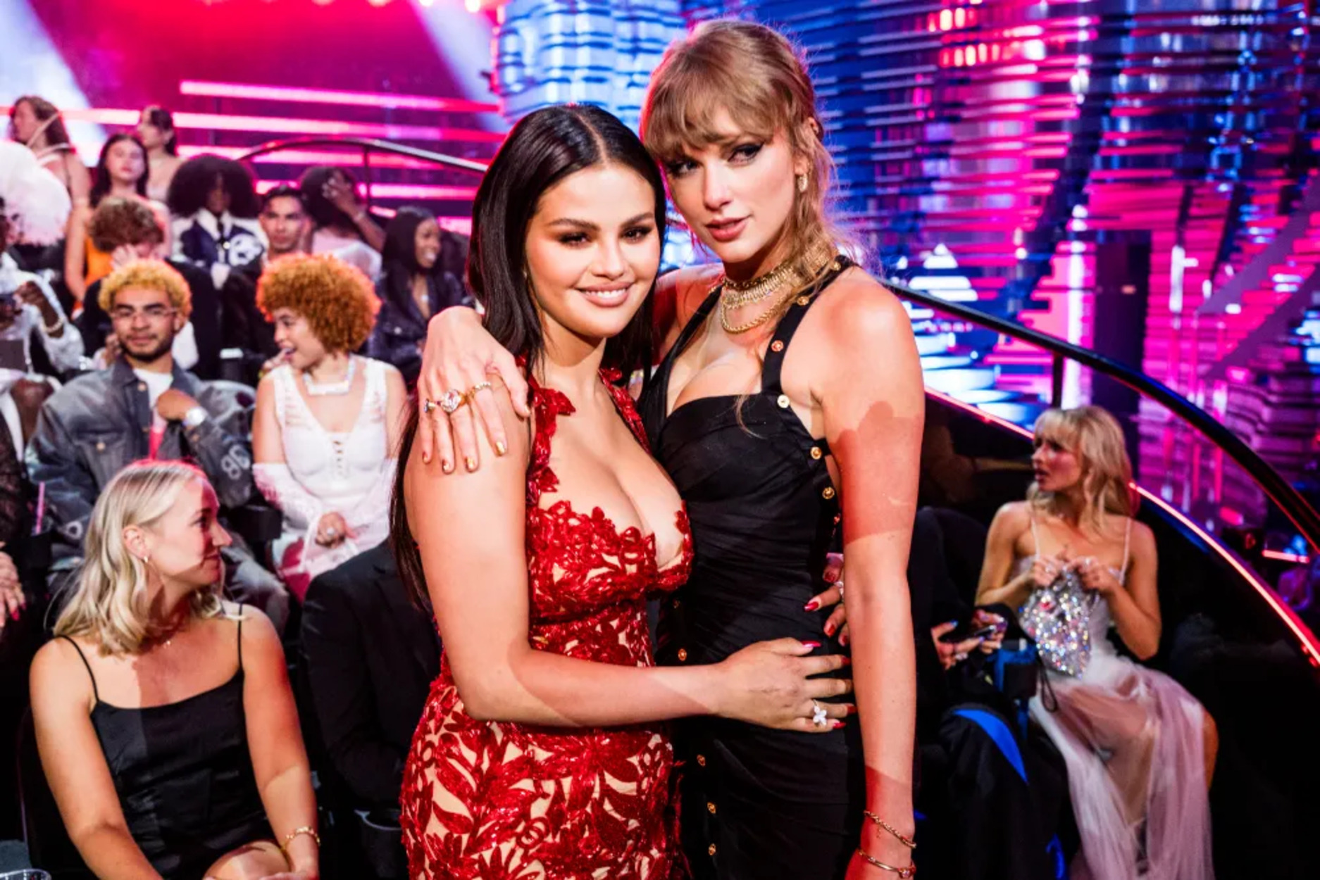 Taylor Swift Kembali ke Instagram Setelah Hiatus 100 Hari, Dukung Album Baru Selena Gomez