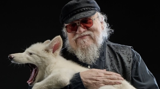 Terharu! Penulis Novel ‘Game of Thrones’ Peluk Anak Dire Wolf Hasil Rekayasa Genetika