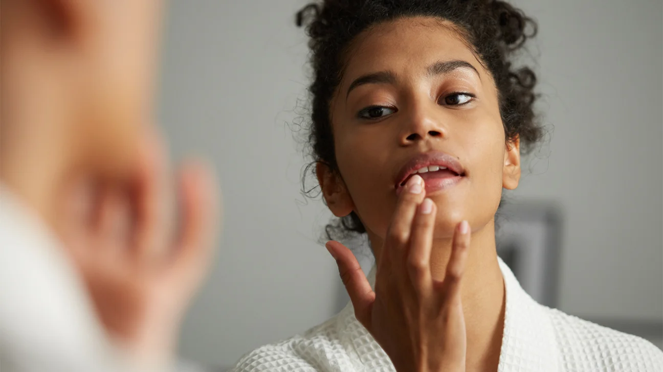 Ternyata Pakai Lip Balm Terus Bisa Bikin Bibir Kering Parah, Ini Alasannya!