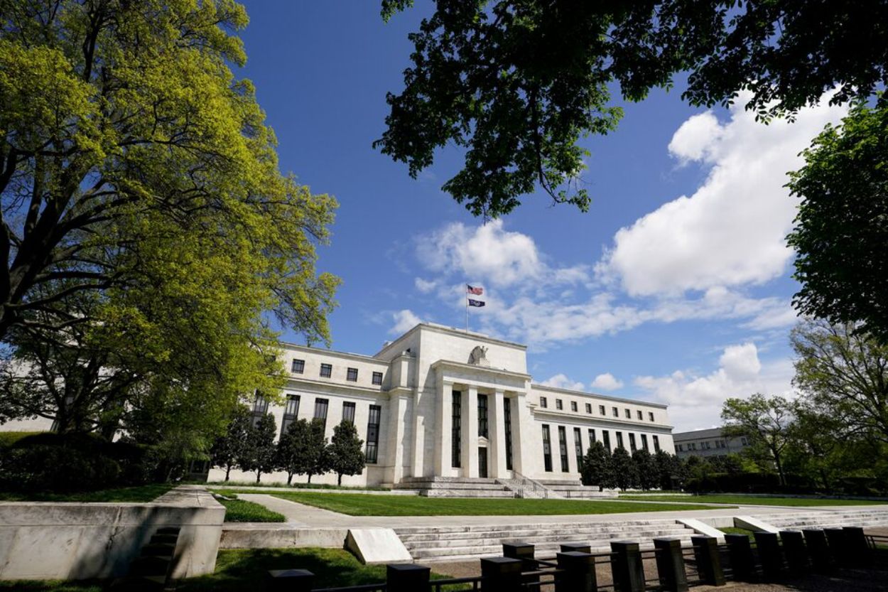 The Fed Tahan Suku Bunga, Rupiah Makin Kewalahan!