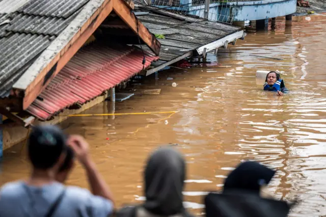 Tragis! Pria di Bekasi Hilang Terseret Arus Saat Bersihkan Sampah di Kali