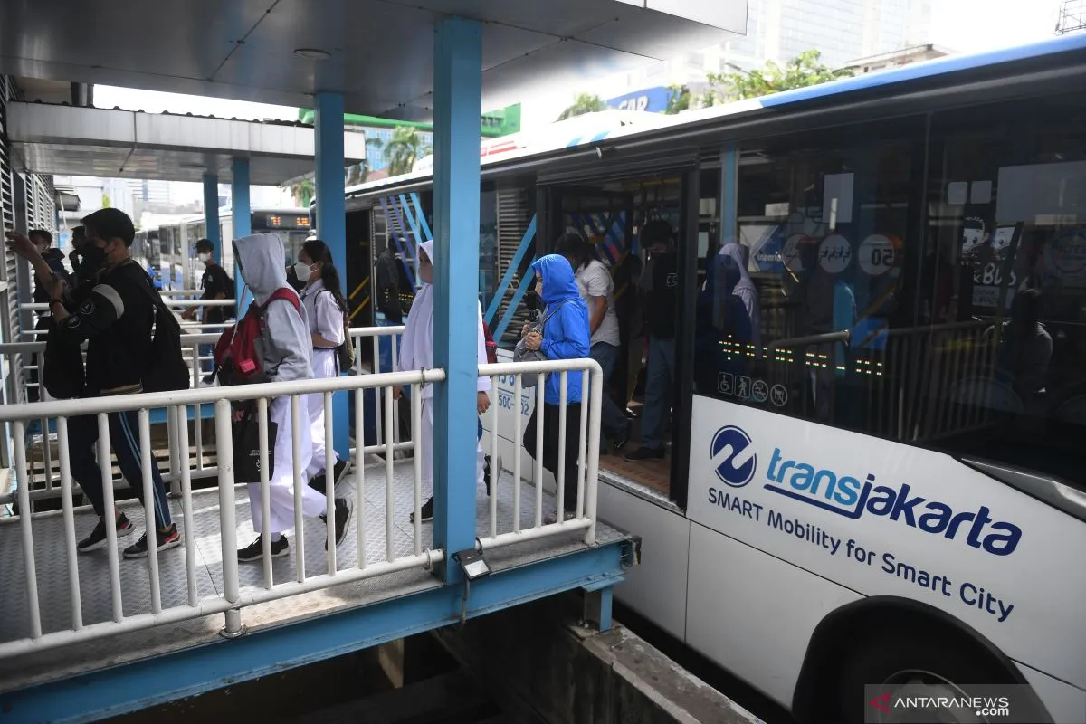 Transjakarta Izinkan Buka Puasa di Busway, Tapi Cuma 10 Menit