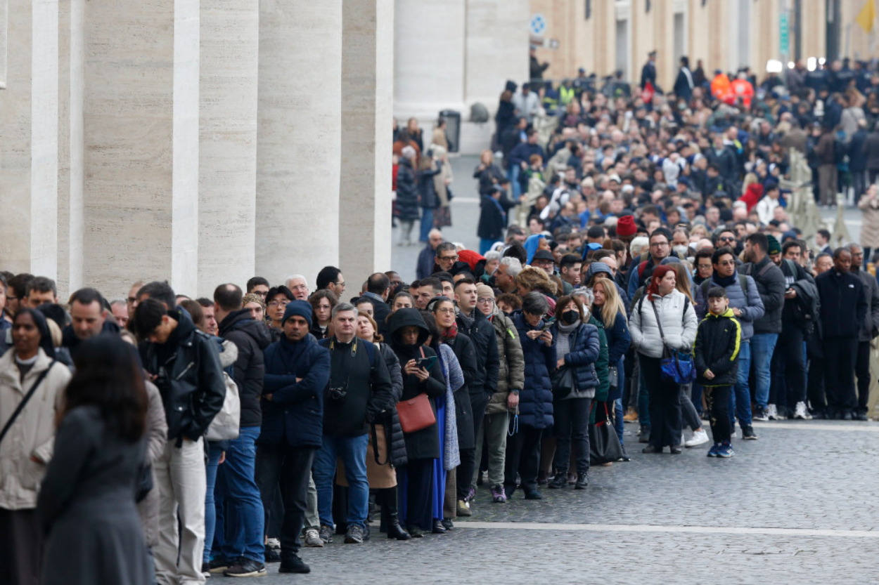 Umat Katolik di Roma Beri Penghormatan kepada Paus Fransiskus: 