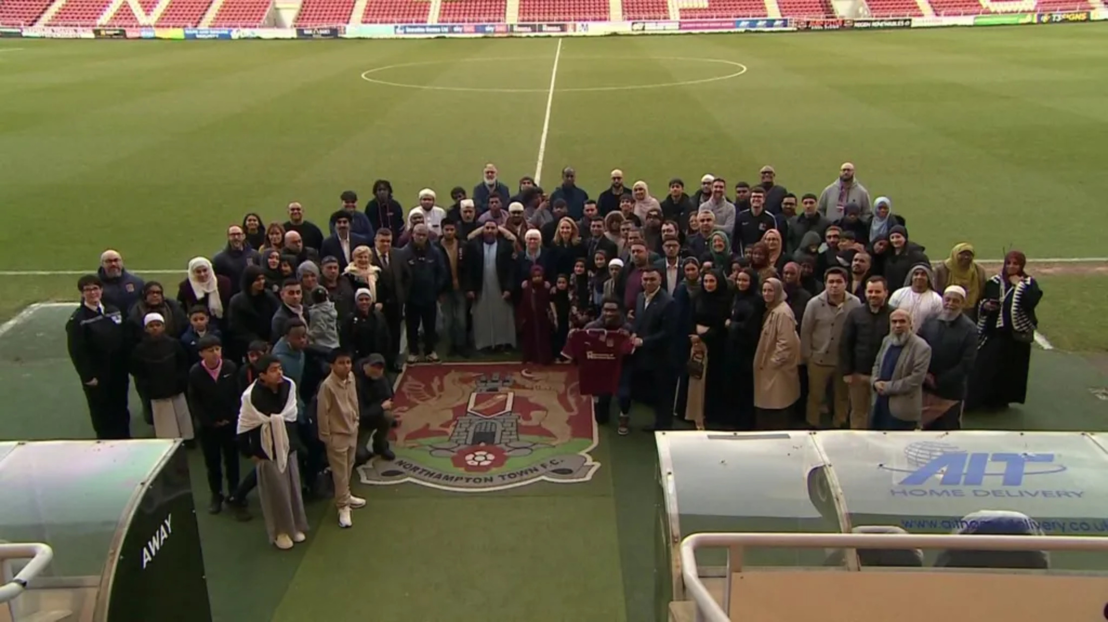 Untuk Pertama Kalinya dalam 128 Tahun, Northampton Town FC Gelar Buka Puasa Bersama di Stadion Sixfields