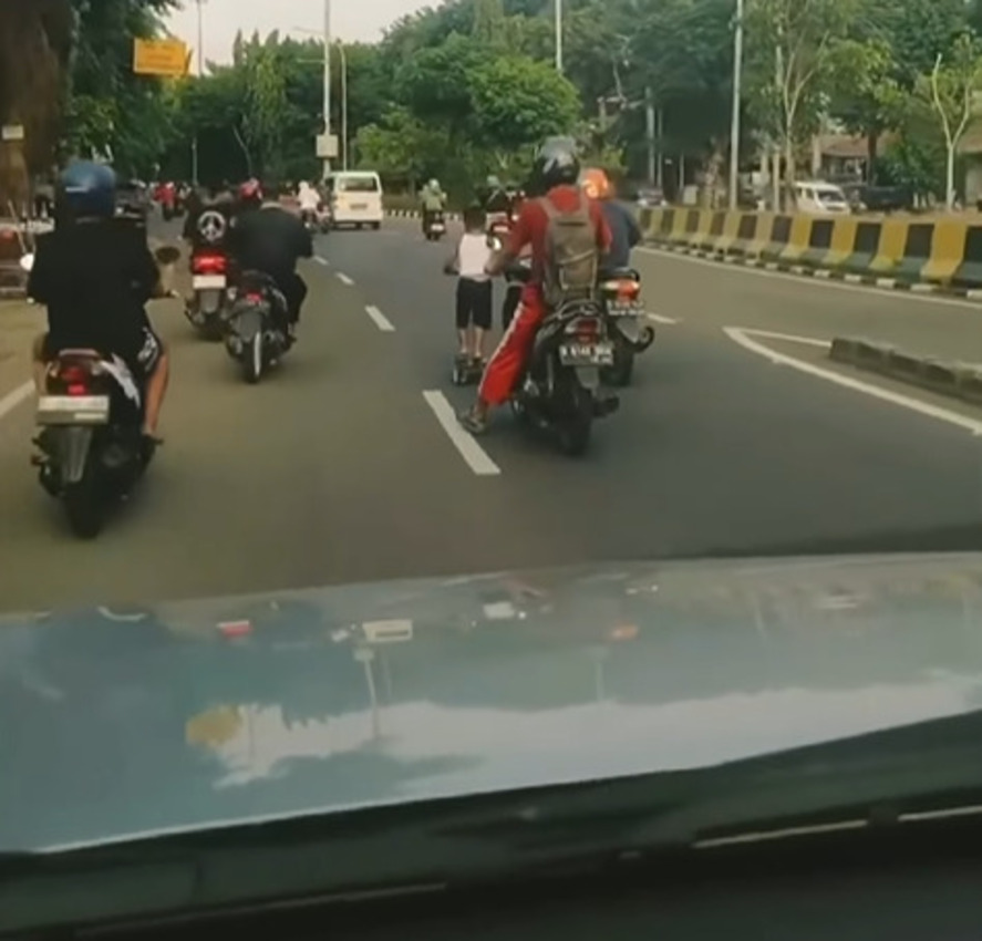 Viral! Anak di Bawah Umur Terekam Gunakan Skuter di Tengah Jalan, Halangi Kendara Lain