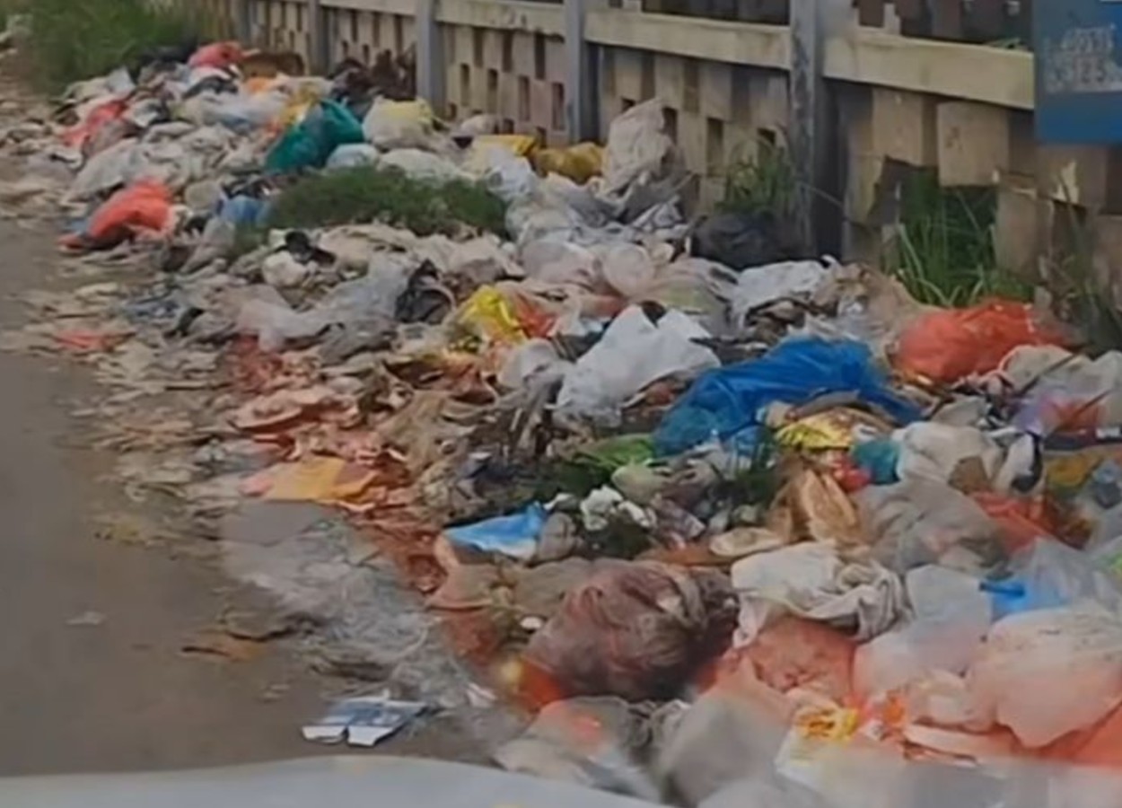 Viral! Sampah Menumpuk di Belakang Kantor Desa Rambipuji, Kades: "Bukan Sampah Warga Kami"