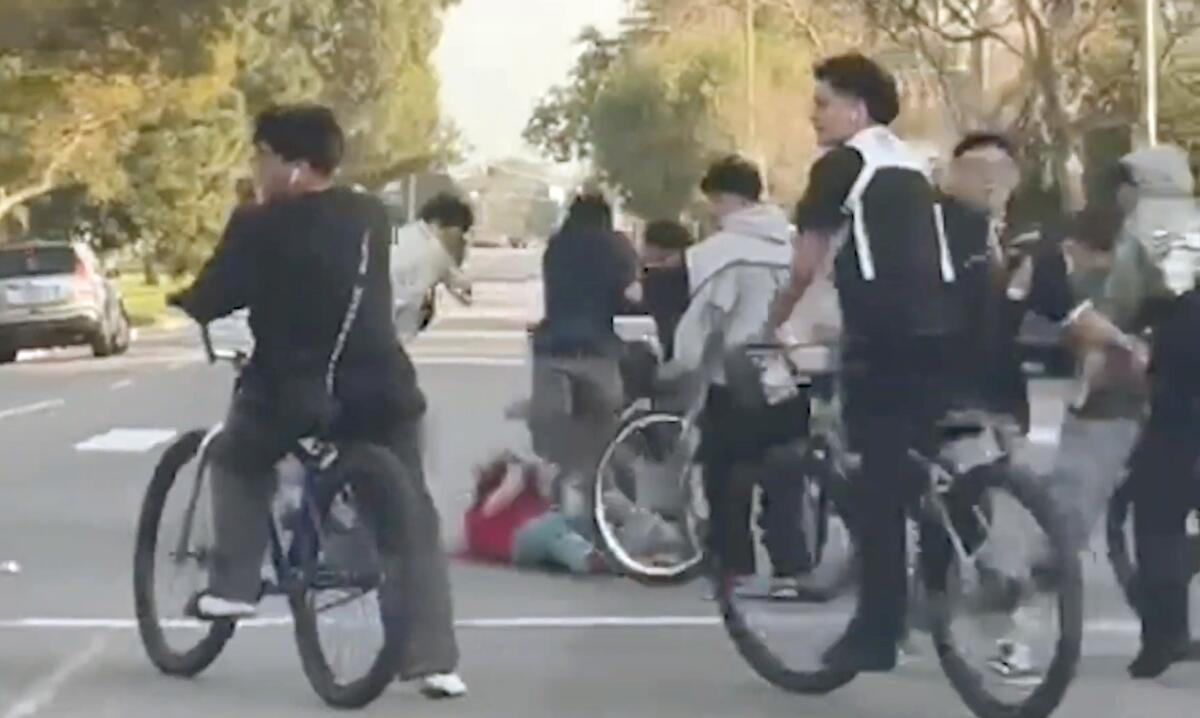 Viral Sekelompok Remaja Naik Sepeda Keroyok Pria di Jalanan Los Angeles