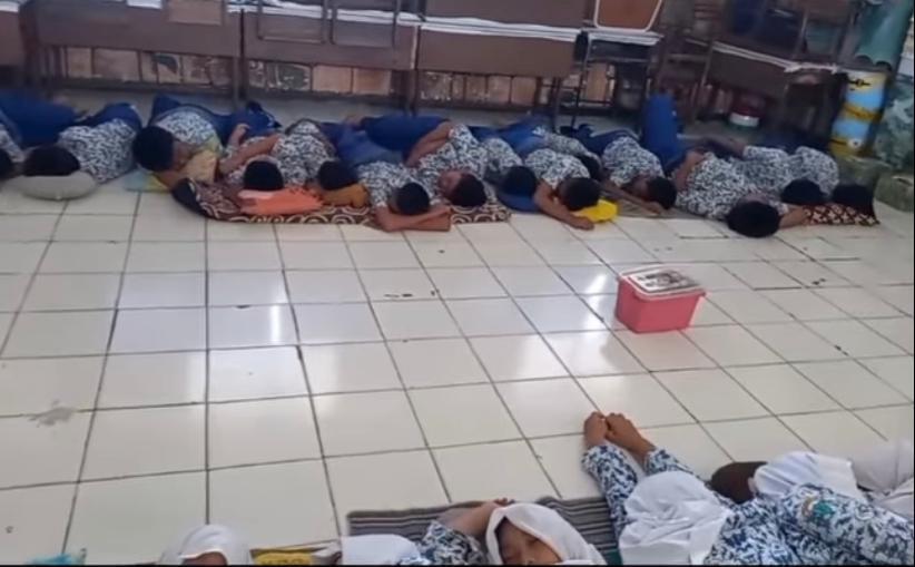 Viral! Siswa SMPN 39 Surabaya Lakukan Program Tidur Siang di Sekolah