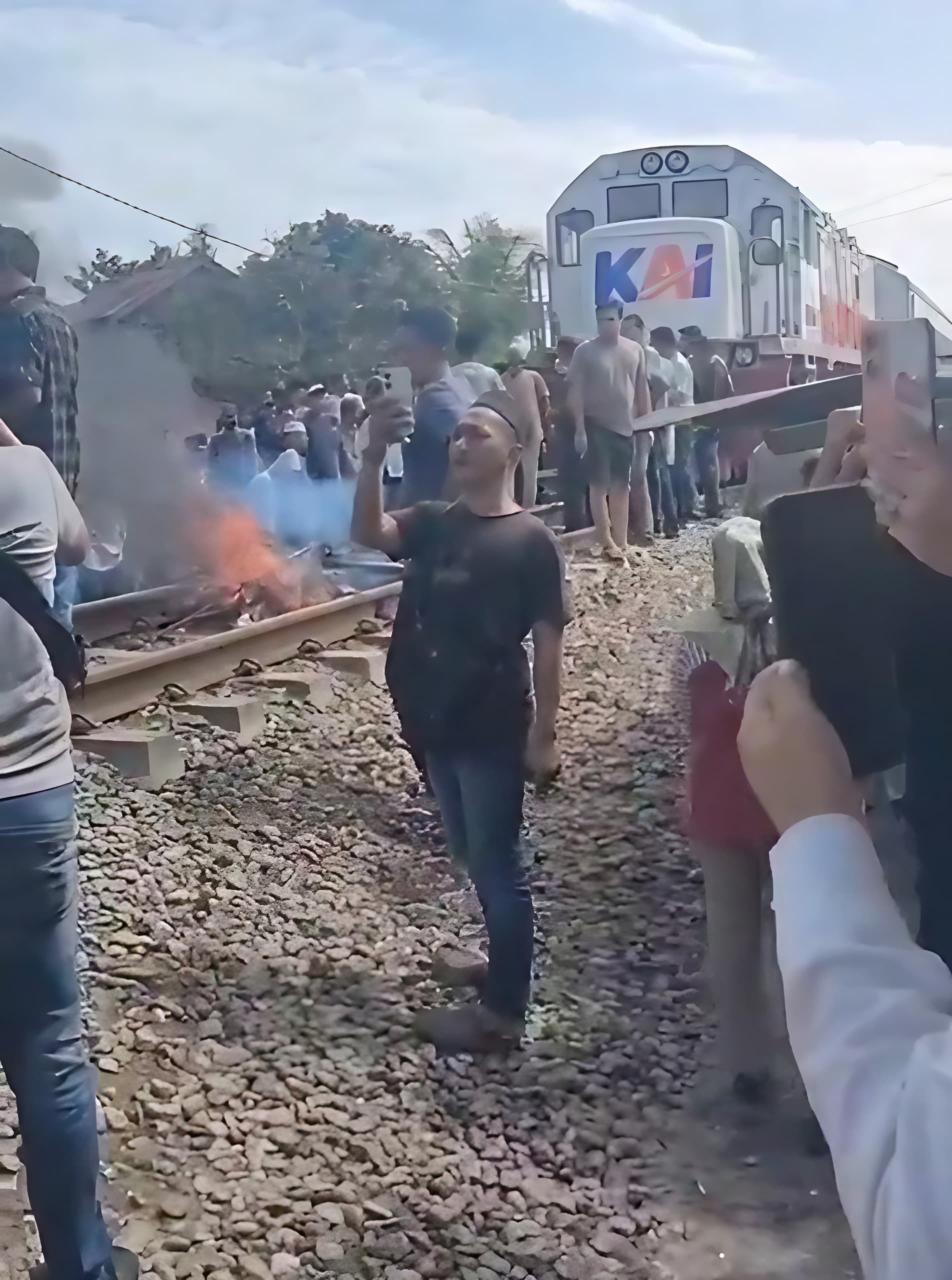 Viral Video Warga Hadang Kereta Api di Batubara, Ini Penyebabnya