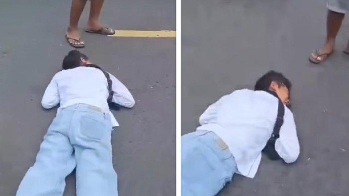 Viral! Wanita di Blitar Tidur di Tengah Jalan Sambil Menangis
