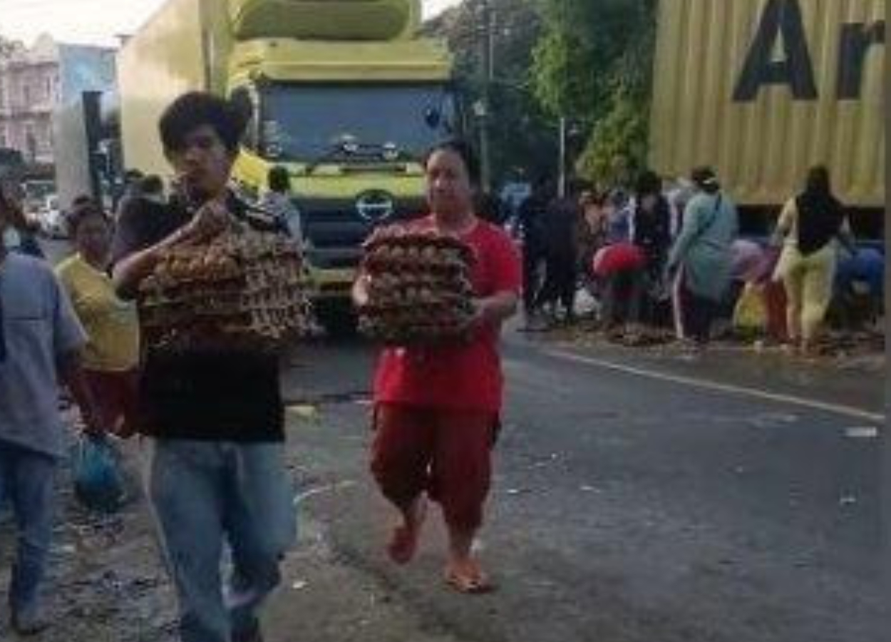 Viral! Warga Kalap Jarah Telur dari Mobil Pikap yang Kecelakaan, Bikin Geleng-Geleng!