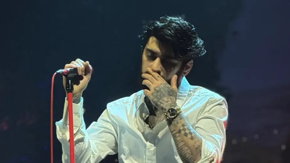 Zayn Malik Nyanyikan Lagu ‘Night Changes’ di Anniversary 10 Tahun Keluar dari One Direction