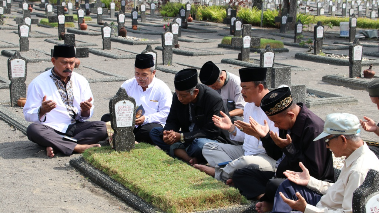 Ziarah Kubur saat Lebaran Tetap Lestari di Tengah Modernisasi